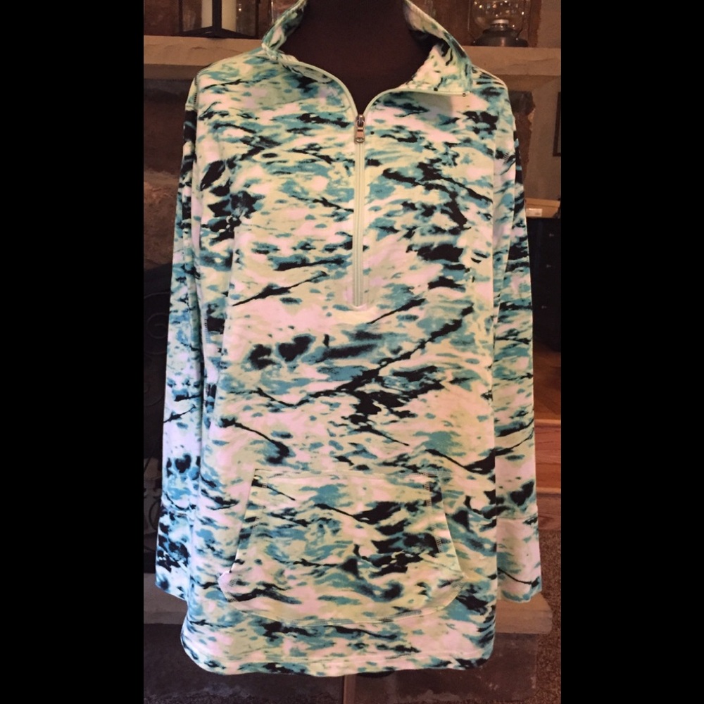 Women’s plus-size sweatshirt